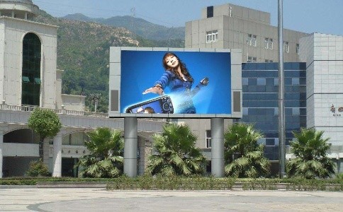 戶外led屏在雨季如何預(yù)防雷電呢？